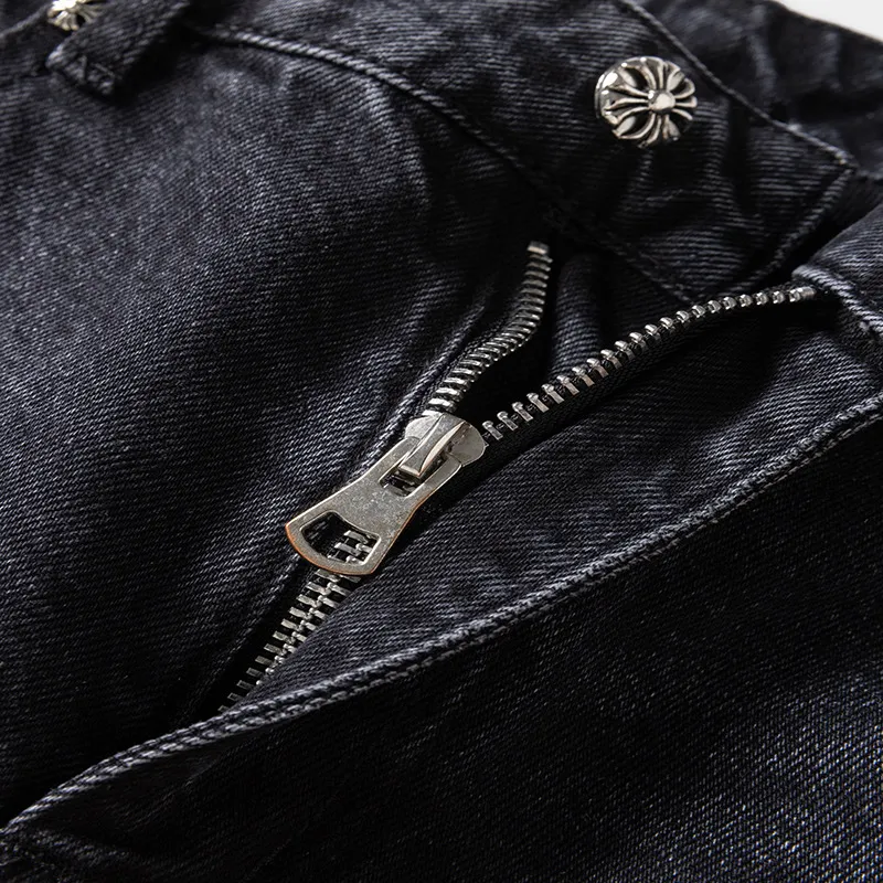 P260 💰 (top version) chrome hearts ss25 black leather Sanskrit fine jeans. Styles with different washed textures, very friendly to people with thin legs and thick legs. The slightly flared version is very flattering to the leg shape. The moderate length is timeless and easy to match. It is the basis of various styles. It is a must-have in the wardrobe! The fabric is stiff but also makes the upper body soft without losing texture. The washing process is even more perfect. It is a must-have item for everyone! ! !  Color: black Size: 30-32-34-36 30 32 34 36 Waist circumference 80 85 90 95 Sitting circumference 105 130 115 120 Foot opening 46 47 48 49 External length 102 103 104 105